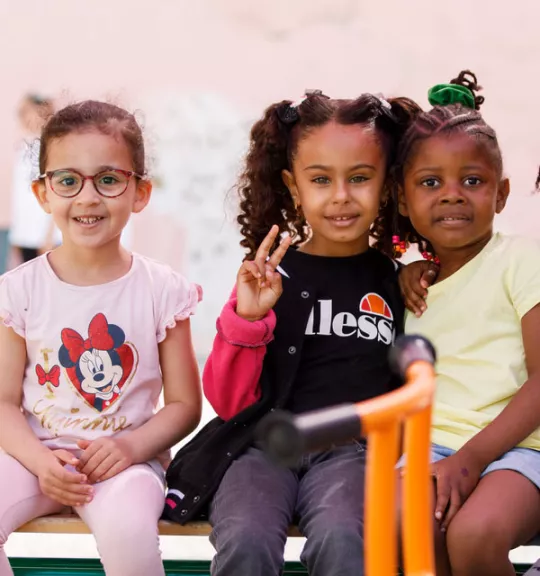 4 petites filles assises sur un banc