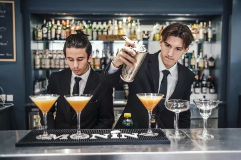 Deux jeunes en formation barman