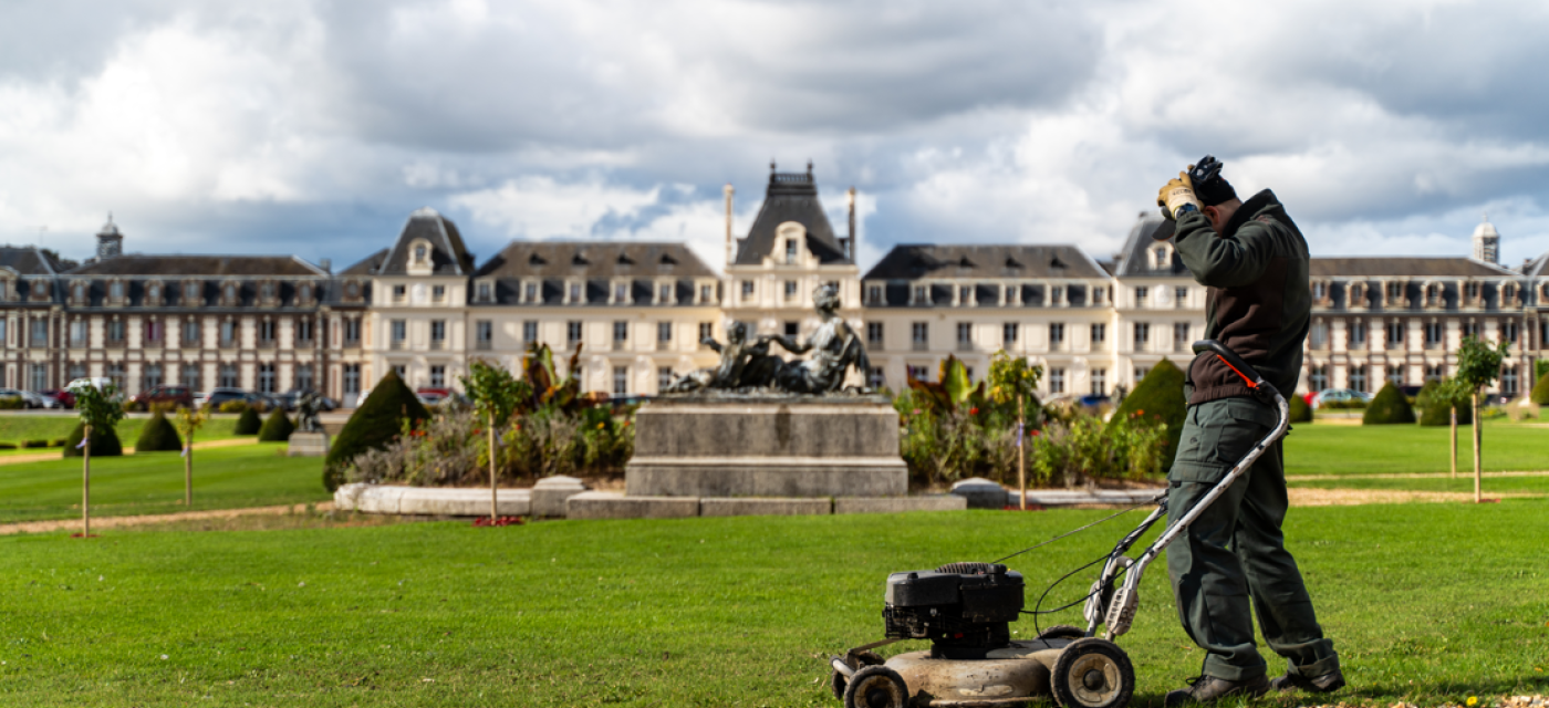 Jeune en formation paysagiste devant le château des vaux