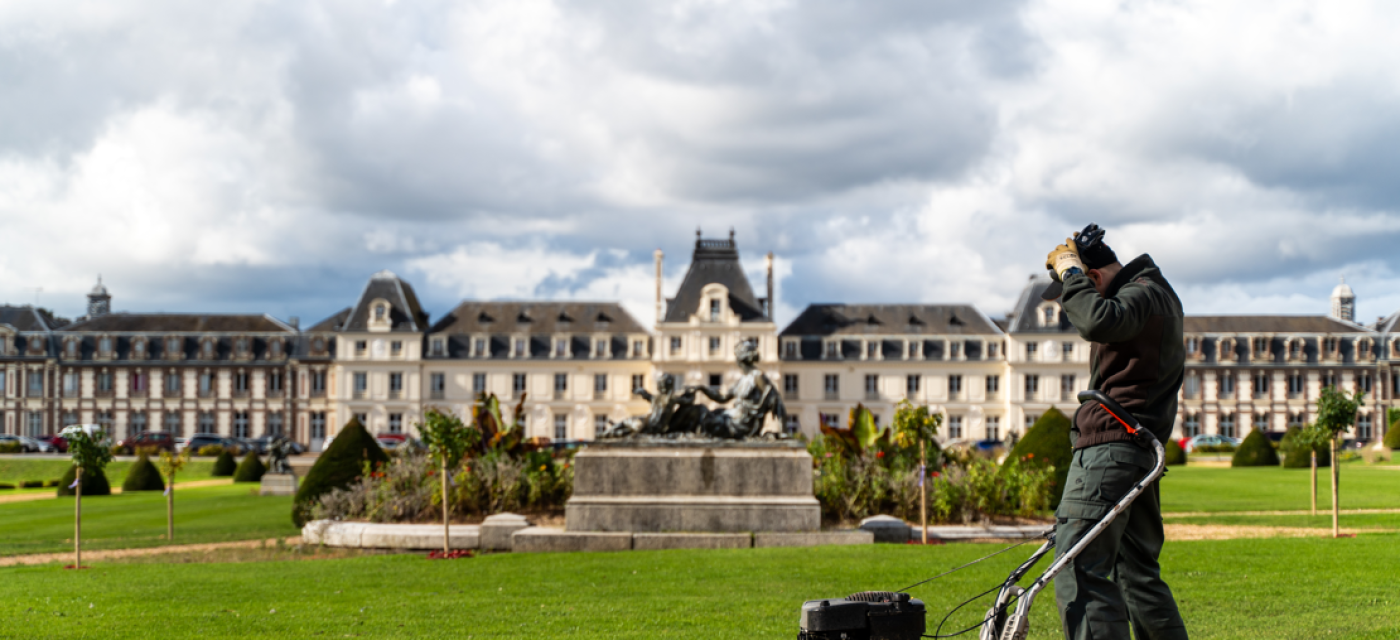 Jeune en formation paysagiste devant le château des vaux