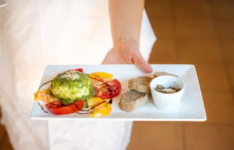 Service d'une assiette au restaurant Le mas du calme 