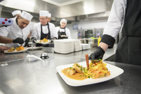 La Salle à Manger de Grenoble, plat dressé en cuisine (c) Lucile Barbery/Apprentis d'Auteuil