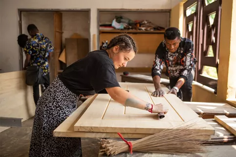 AESI au Congo - atelier menuiserie avec Chloé