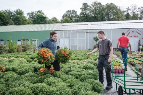 Deux jeunes en formation horticulture