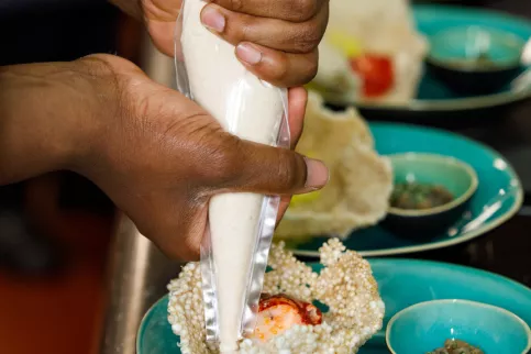 Préparation du diner des jeunes en formation aidés par leurs enseignants