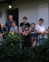 Etablissements Saint-Nicolas, maison Saint-Antoine à Cholet, les jeunes avec un éducateur devant la maison