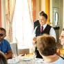 Jeune en service au restaurant d'application du Château des Vaux